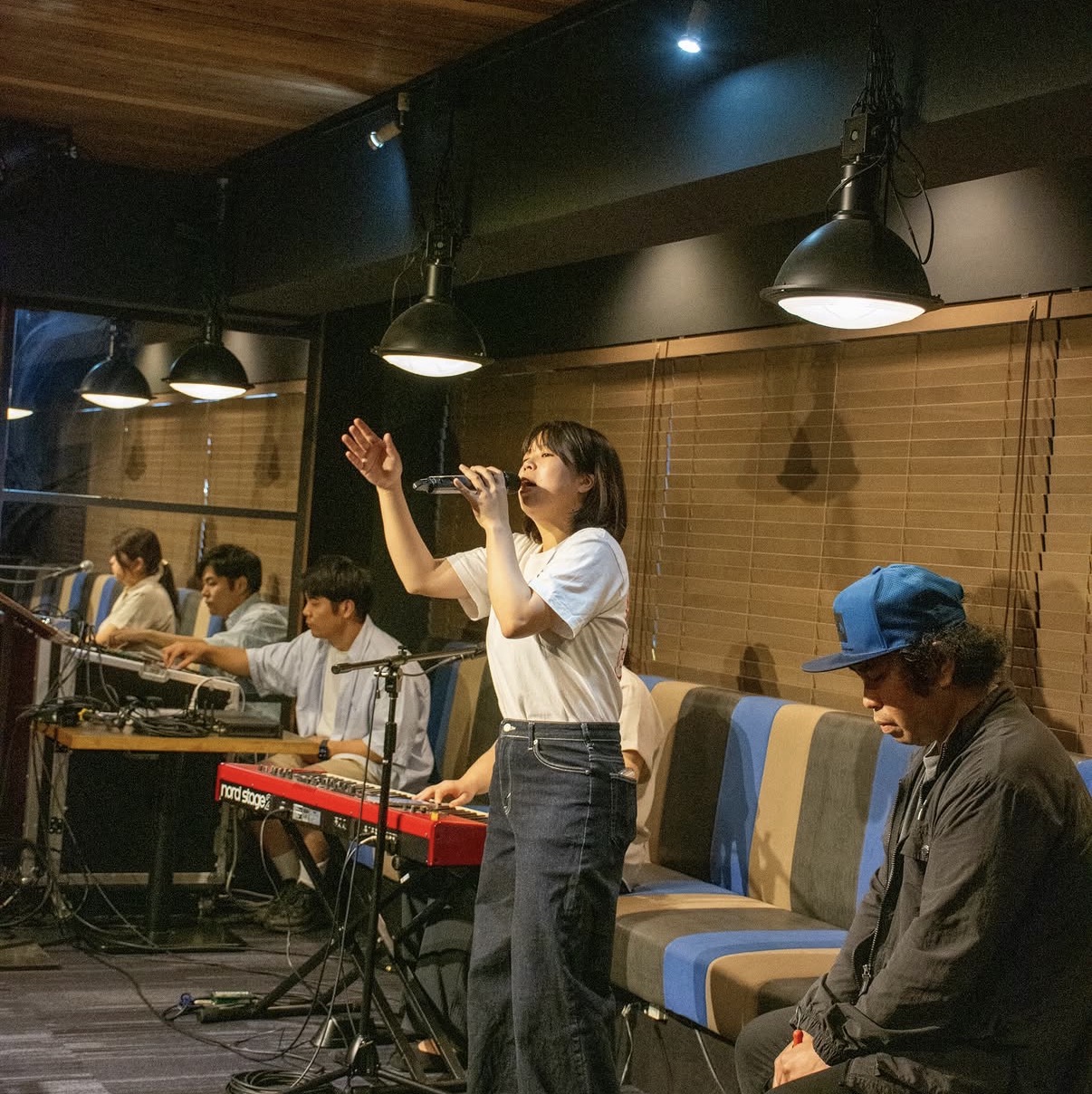 賛美するボーカルとバンドメンバー