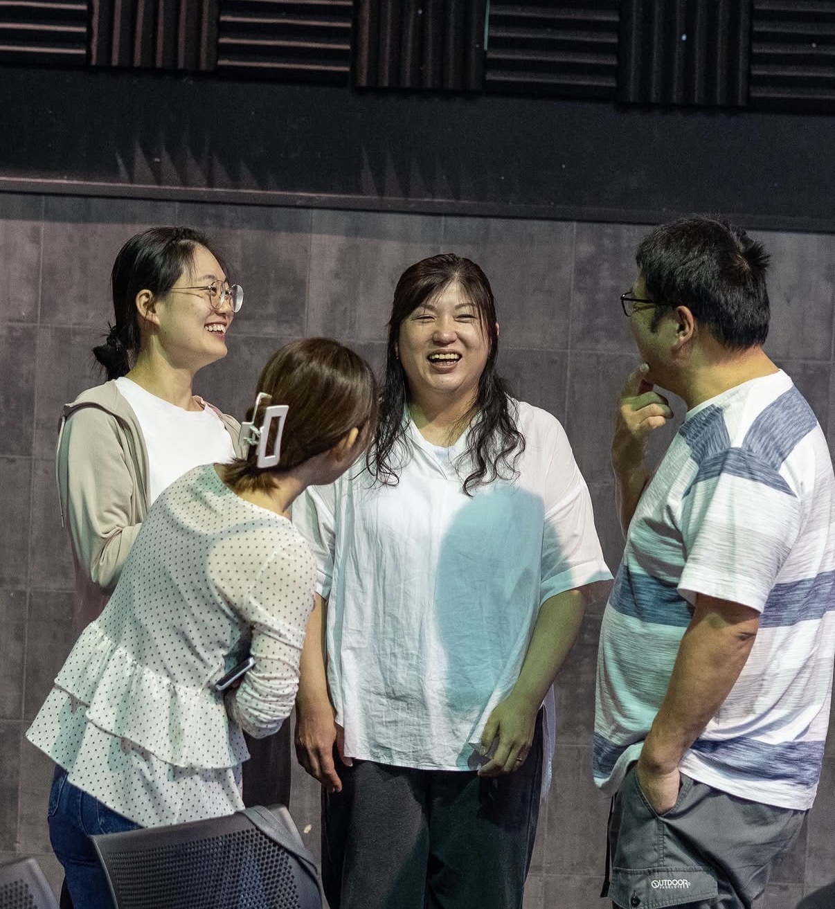 笑顔で語り合う仲間たち
